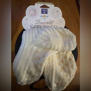 NWT Earth Therapeutics women’s cream color Shea butter no slip socks - one size